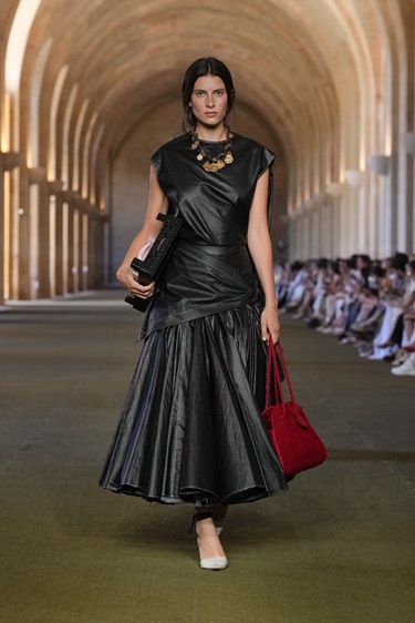 الريف الفرنسي بلمسات معاصرة في مجموعة Jacquemus ربيع 2026